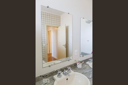 Casa à venda com 288m², 4 quartos e 6 vagas Casa à venda com 288m², 4 quartos e 6 vagasEspelho