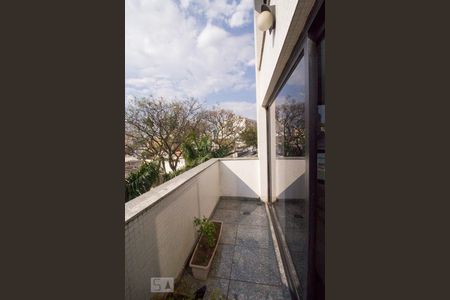 Apartamento à venda com 190m², 4 quartos e 4 vagas Apartamento à venda com 190m², 4 quartos e 4 vagasSacada Sala de TV