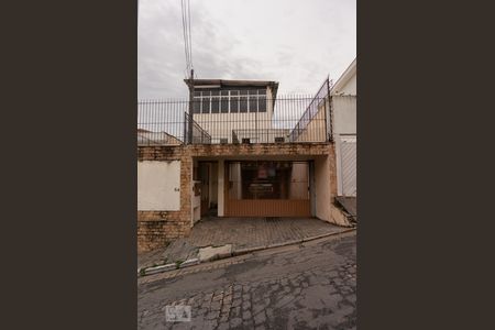 Casa à venda com 330m², 4 quartos e 2 vagas Casa à venda com 330m², 4 quartos e 2 vagasFachada