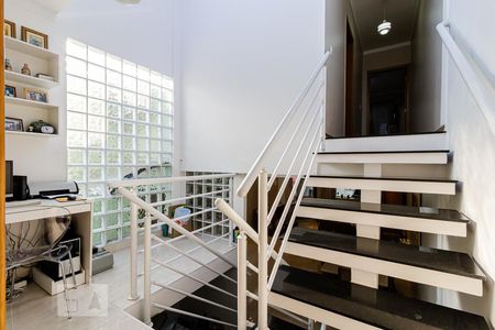 Casa à venda com 130m², 3 quartos e 2 vagas Casa à venda com 130m², 3 quartos e 2 vagasEscada