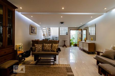 Casa à venda com 130m², 3 quartos e 2 vagas Casa à venda com 130m², 3 quartos e 2 vagasSala