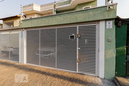 Casa à venda com 130m², 3 quartos e 2 vagas Casa à venda com 130m², 3 quartos e 2 vagasFachada