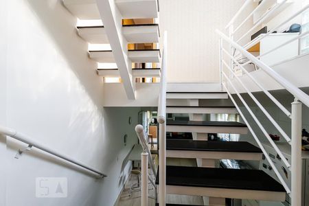 Casa à venda com 130m², 3 quartos e 2 vagas Casa à venda com 130m², 3 quartos e 2 vagasEscada