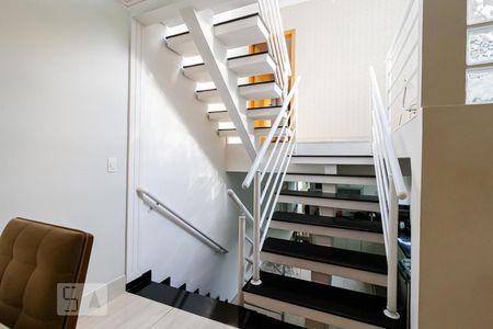 Casa à venda com 130m², 3 quartos e 2 vagas Casa à venda com 130m², 3 quartos e 2 vagasEscada