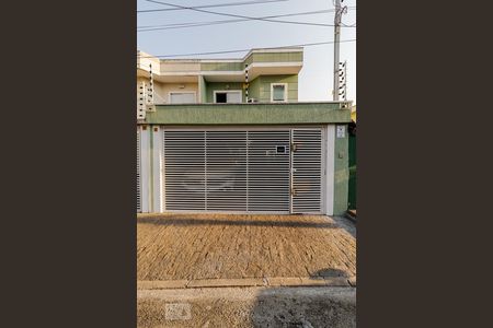 Casa à venda com 130m², 3 quartos e 2 vagas Casa à venda com 130m², 3 quartos e 2 vagasFachada