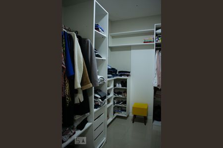 Casa de condomínio à venda com 213m², 4 quartos e 4 vagasQuarto Suíte