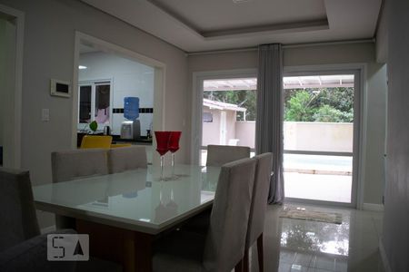 Casa de condomínio à venda com 213m², 4 quartos e 4 vagasSala de Estar