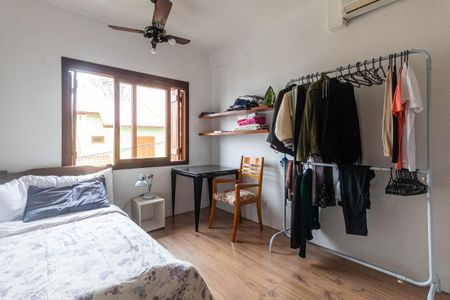 Casa de condomínio à venda com 252m², 4 quartos e 2 vagas Casa de condomínio à venda com 252m², 4 quartos e 2 vagasQuarto 1
