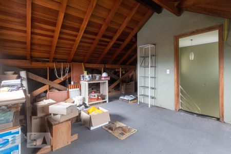 Casa de condomínio à venda com 252m², 4 quartos e 2 vagas Casa de condomínio à venda com 252m², 4 quartos e 2 vagasSótão