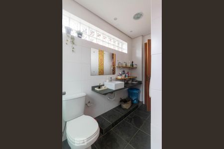 Casa de condomínio à venda com 252m², 4 quartos e 2 vagas Casa de condomínio à venda com 252m², 4 quartos e 2 vagasBanheiro