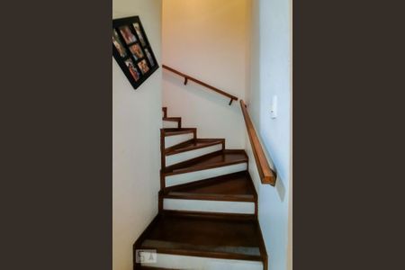 Casa à venda com 212m², 3 quartos e 2 vagasEscada