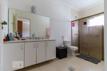 Casa de condomínio à venda com 300m², 4 quartos e 3 vagasBanheiro da suíte 1