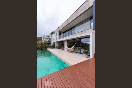 Casa de condomínio à venda com 500m², 4 quartos e 6 vagas Casa de condomínio à venda com 500m², 4 quartos e 6 vagasvaranda