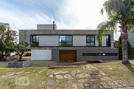 Casa de condomínio à venda com 500m², 4 quartos e 6 vagas Casa de condomínio à venda com 500m², 4 quartos e 6 vagasFachada