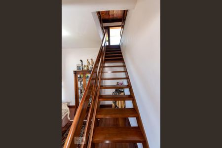 Apartamento à venda com 230m², 4 quartos e 2 vagas Apartamento à venda com 230m², 4 quartos e 2 vagasEscadas para o 2º piso