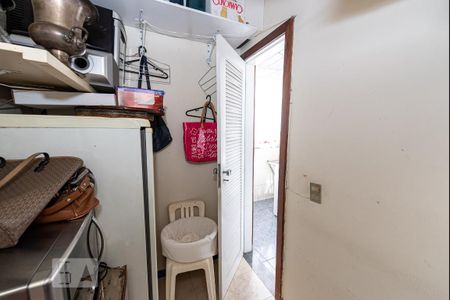 Apartamento à venda com 230m², 4 quartos e 2 vagas Apartamento à venda com 230m², 4 quartos e 2 vagasQuarto de Serviço
