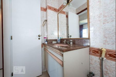 Apartamento à venda com 230m², 4 quartos e 2 vagas Apartamento à venda com 230m², 4 quartos e 2 vagasBanheiro da Suite