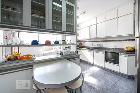 Apartamento à venda com 230m², 4 quartos e 2 vagas Apartamento à venda com 230m², 4 quartos e 2 vagasCozinha