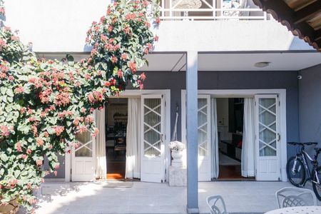 Casa à venda com 300m², 4 quartos e 3 vagas Casa à venda com 300m², 4 quartos e 3 vagasChurrasqueira