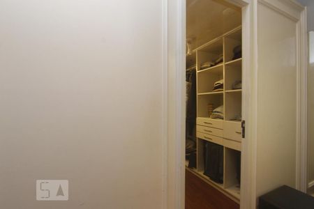 Casa de condomínio à venda com 200m², 4 quartos e 2 vagasCLOSET SUITE