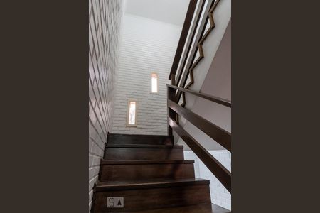 Casa à venda com 640m², 5 quartos e 8 vagasEscada piso superior