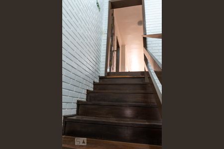 Casa à venda com 640m², 5 quartos e 8 vagasEscada piso superior