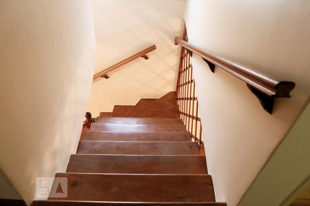 Casa à venda com 185m², 3 quartos e 2 vagas Casa à venda com 185m², 3 quartos e 2 vagasEscada