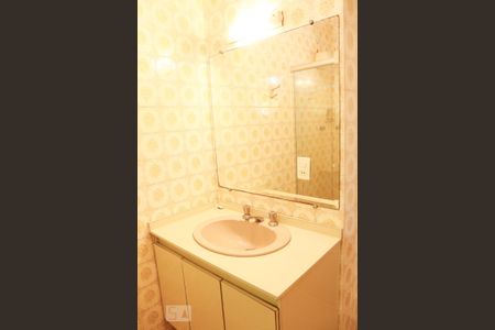 Casa à venda com 185m², 3 quartos e 2 vagas Casa à venda com 185m², 3 quartos e 2 vagasBanheiro Social