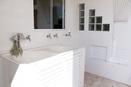 Casa à venda com 185m², 3 quartos e 2 vagas Casa à venda com 185m², 3 quartos e 2 vagasÁrea de Serviço