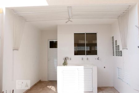 Casa à venda com 185m², 3 quartos e 2 vagas Casa à venda com 185m², 3 quartos e 2 vagasQuintal / Área de Serviço