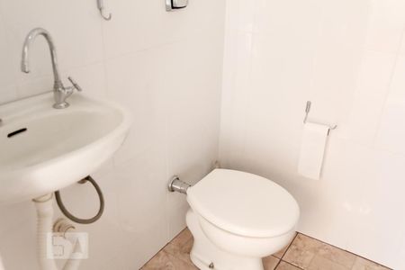 Casa à venda com 185m², 3 quartos e 2 vagas Casa à venda com 185m², 3 quartos e 2 vagasBanheiro de Serviço