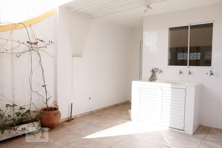 Casa à venda com 185m², 3 quartos e 2 vagas Casa à venda com 185m², 3 quartos e 2 vagasQuintal / Área de Serviço