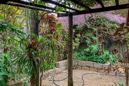 Casa à venda com 1000m², 5 quartos e 4 vagas Casa à venda com 1000m², 5 quartos e 4 vagasÁrea Externa