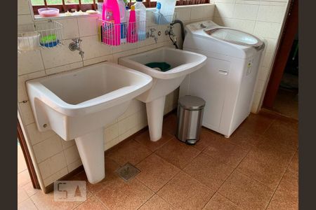 Casa à venda com 1000m², 5 quartos e 4 vagas Casa à venda com 1000m², 5 quartos e 4 vagasÁrea de Serviço