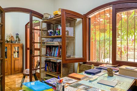 Casa à venda com 1000m², 5 quartos e 4 vagas Casa à venda com 1000m², 5 quartos e 4 vagasEscritório