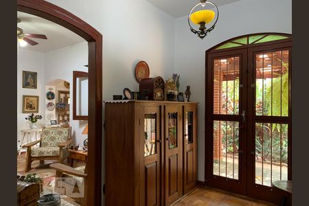 Casa à venda com 1000m², 5 quartos e 4 vagas Casa à venda com 1000m², 5 quartos e 4 vagasEscritório
