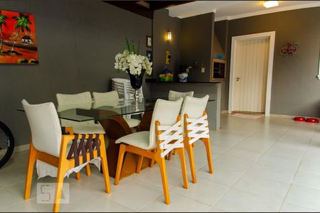 Casa à venda com 300m², 3 quartos e 4 vagas Casa à venda com 300m², 3 quartos e 4 vagasEspaço Gourmet