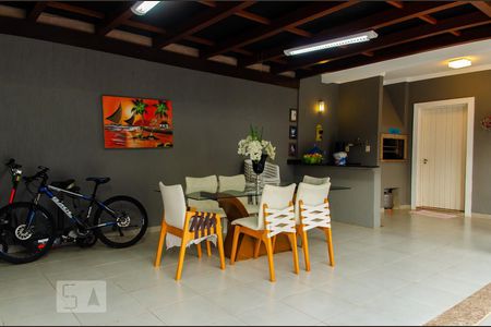 Casa à venda com 300m², 3 quartos e 4 vagas Casa à venda com 300m², 3 quartos e 4 vagasEspaço Gourmet