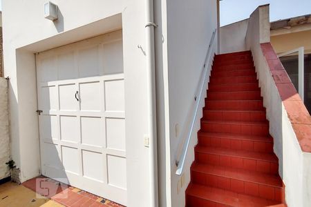 Casa à venda com 270m², 3 quartos e 1 vaga Casa à venda com 270m², 3 quartos e 1 vagaEscada para a edícula