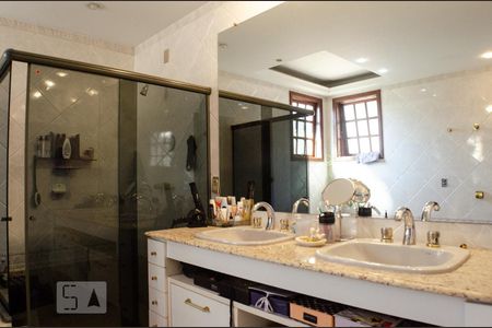 Casa à venda com 450m², 4 quartos e 4 vagas Casa à venda com 450m², 4 quartos e 4 vagasBanheiro da Suíte 1