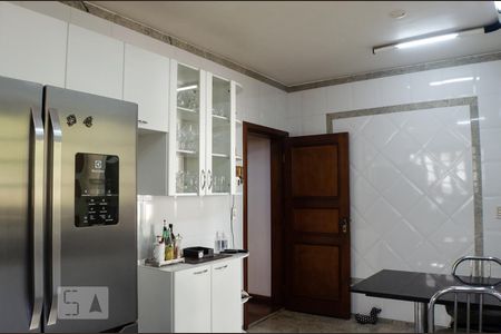 Casa à venda com 450m², 4 quartos e 4 vagas Casa à venda com 450m², 4 quartos e 4 vagasCozinha