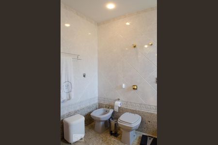Casa à venda com 450m², 4 quartos e 4 vagas Casa à venda com 450m², 4 quartos e 4 vagasBanheiro da Suíte 1