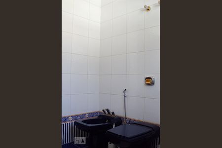 Casa à venda com 450m², 4 quartos e 4 vagas Casa à venda com 450m², 4 quartos e 4 vagasBanheiro da Semi-suíte