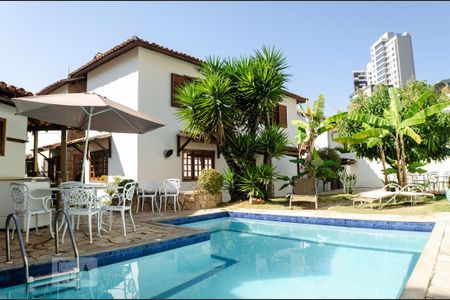 Casa à venda com 450m², 4 quartos e 4 vagas Casa à venda com 450m², 4 quartos e 4 vagasPiscina