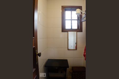 Casa à venda com 450m², 4 quartos e 4 vagas Casa à venda com 450m², 4 quartos e 4 vagasBanheiro de Serviço