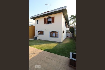 Casa à venda com 300m², 3 quartos e 5 vagasQuintal - Fundos