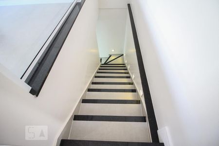 Casa para alugar com 300m², 4 quartos e 5 vagasescada acesso garagem