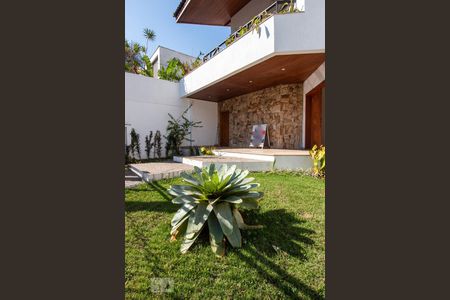 Casa à venda com 534m², 5 quartos e 8 vagas Casa à venda com 534m², 5 quartos e 8 vagasÁrea externa