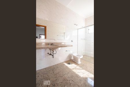 Casa à venda com 534m², 5 quartos e 8 vagas Casa à venda com 534m², 5 quartos e 8 vagasBanheiro da suíte 2