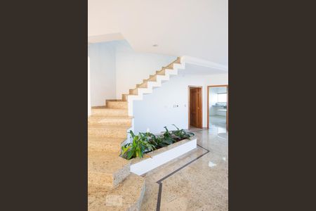 Casa à venda com 534m², 5 quartos e 8 vagas Casa à venda com 534m², 5 quartos e 8 vagasSala